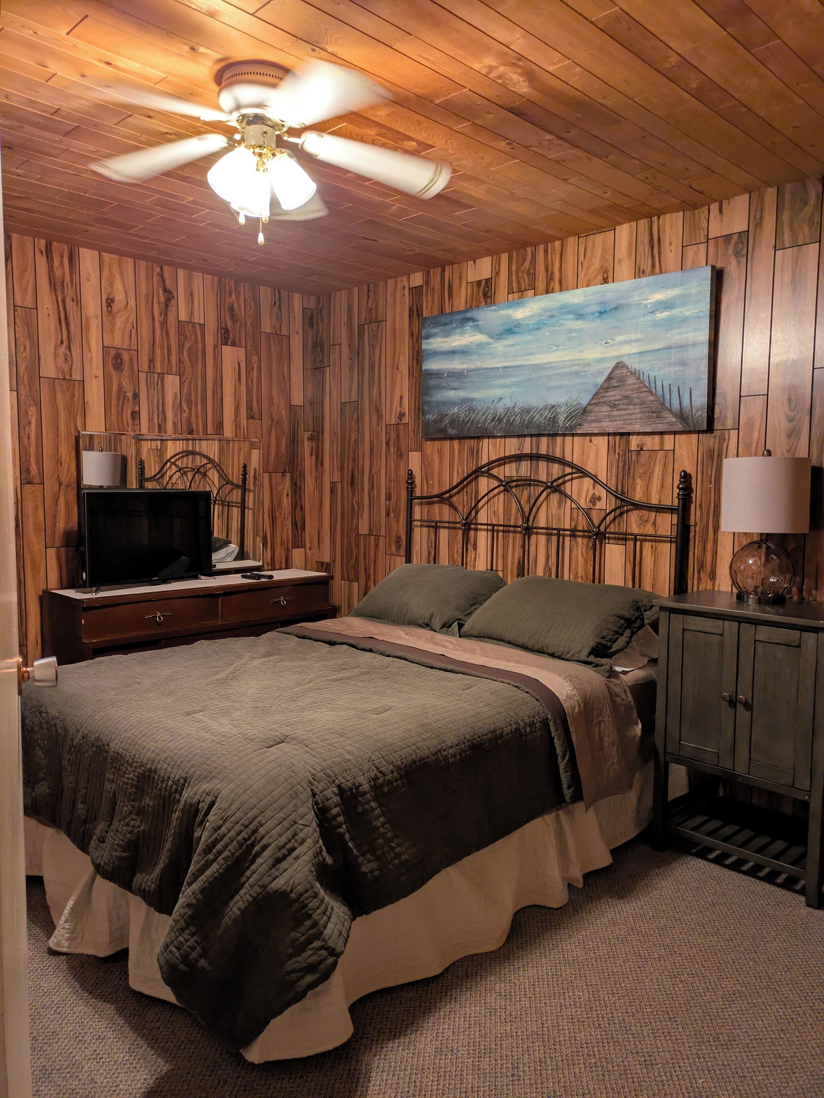 3 bedrooms, desk, iron/ironing board, WiFi (free)