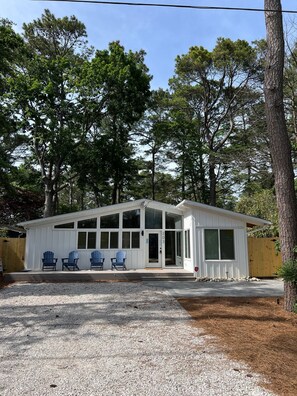 Exterior - Beautifully Renovated Dewey Beach House Sleeps 10 Parking Steps to Beach (Dewey Beach)