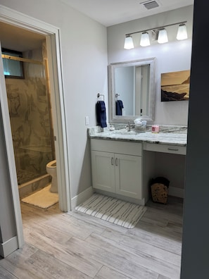 Dusche, Haartrockner, Handtücher, Toilettenpapier