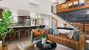 Smart-tv, een open haard en boeken