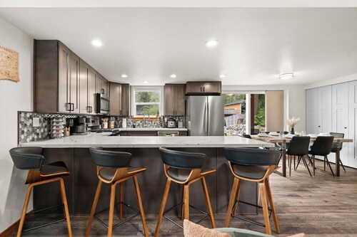 Family Cabin: WiFi-Hot Tub-Game Room-Guest Suite