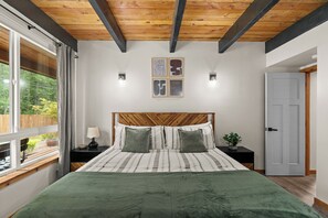 5 bedrooms, iron/ironing board, WiFi, bed sheets - Family Cabin: WiFi-Hot Tub-Game Room-Guest Suite (Ashford)