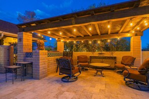 Terrace/patio - Gorgeous Custom Desert Property w/ 2 Homes & Pool (Tucson)