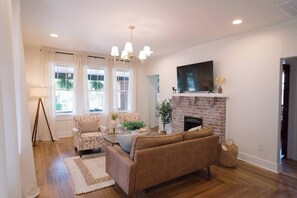TV - Charming 3BD 2BA at Melrose (Columbia)