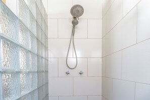 Shower, hair dryer, towels, soap - Cozy 1 king bed apartment in enjoyable Ensenada with pool, fitness room. (Ensenada)