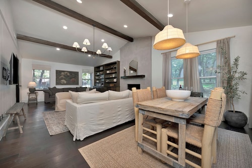 Charming 3-bedroom Modern Rustic Retreat on 1 acre