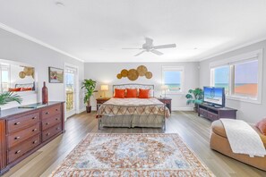 3 bedrooms, iron/ironing board, travel cot, free WiFi - NEW LISTING! | Ocean-views, Walk 1-Min Beach & Village, Private Balconies Hot-tub Deck & Elevator! (Siesta Key)