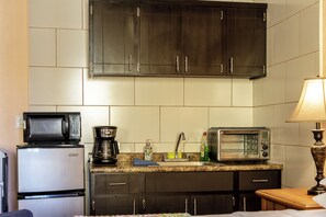 Mikrowelle, Wasserkocher mit Kaffee-/Teezubehör, Wasserkocher, Mixer