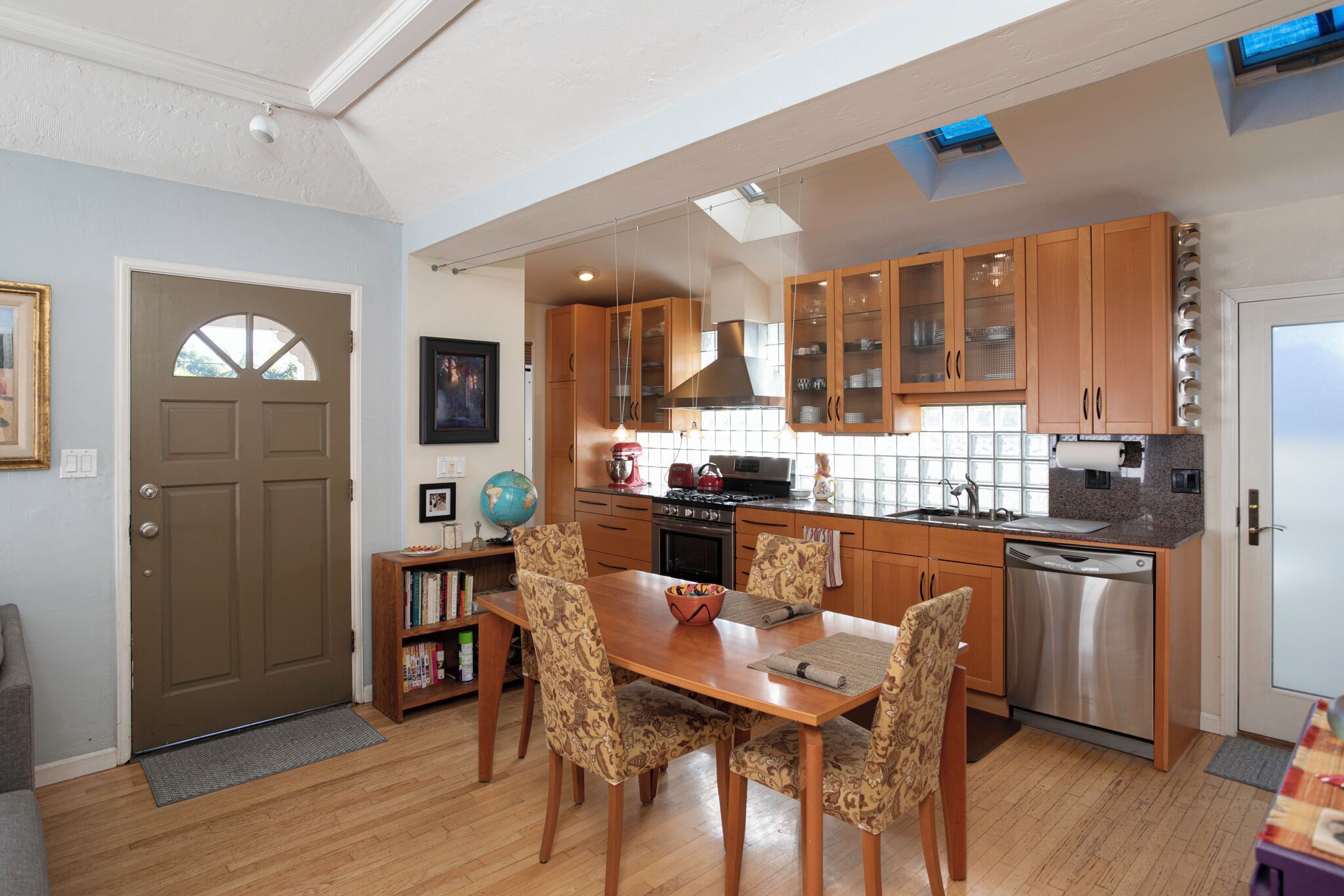 Fridge, oven, stovetop, blender