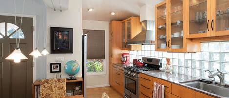 Refrigerador, horno, placa de cocina, licuadora