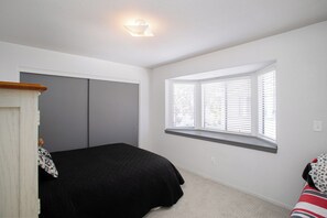 2 Schlafzimmer, Bügeleisen/Bügelbrett