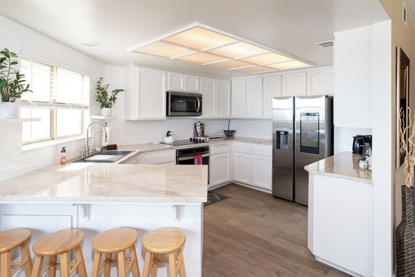 Oven, stovetop, spices, ice maker