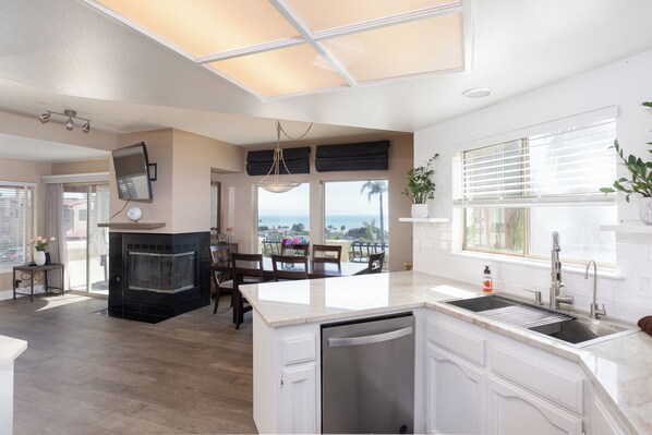 Oven, stovetop, spices, ice maker - 2142 Costa Del Sol in Shell Beach (Shell Beach)