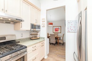 Four, plaque de cuisson, distributeur de glaçons