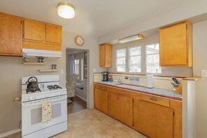 Horno, parrilla de estufa y máquina de hielo 