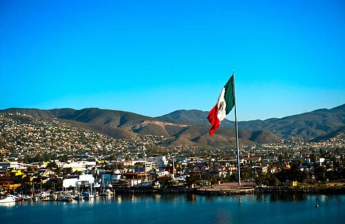 1-bedroom apartment overlooking the pool and the ocean in fabulous Ensenada