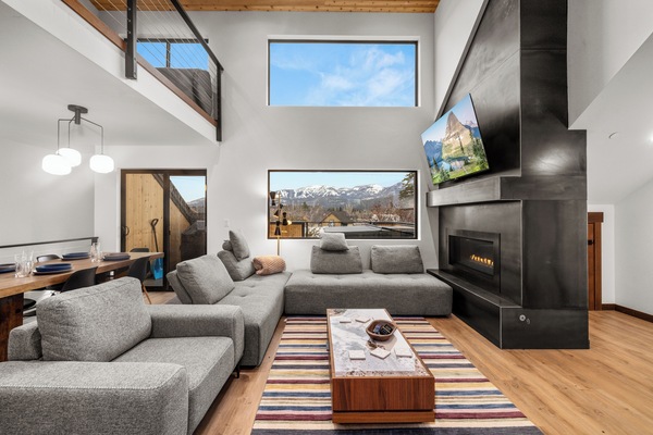 Una Smart TV, una chimenea