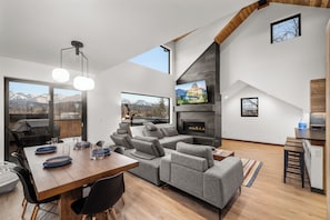 Smart TV, fireplace