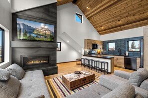 Smart TV, fireplace