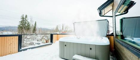 Banyera d'hidromassatge a l'aire lliure