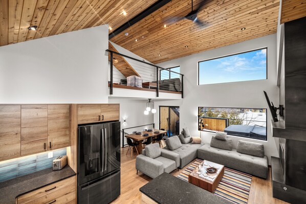Smart TV, fireplace