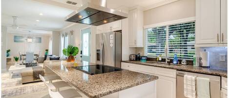 Refrigerador, microondas, horno, placa de cocina