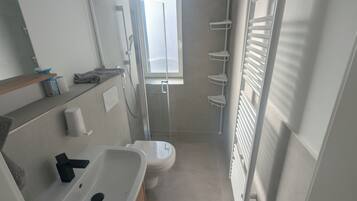 Haartrockner, Handtücher, Seife, Toilettenpapier
