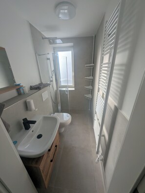 Haartrockner, Handtücher, Seife, Toilettenpapier