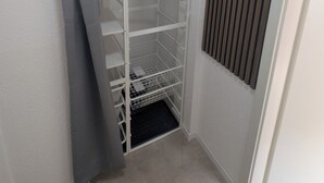 A corner closet with open shelves and a small step for access. - Small city apartment Remscheid (Remscheid)