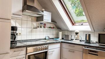 Frigorífico, microondas, horno y lavavajillas