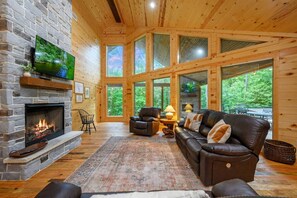 Smart TV, fireplace, foosball, books - Foot Prop Inn · Peaceful + Hot Tub | Fire Pit | Forest Views (Broken Bow)
