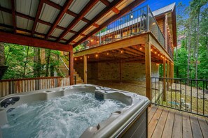 Outdoor spa tub - Foot Prop Inn · Peaceful + Hot Tub | Fire Pit | Forest Views (Broken Bow)