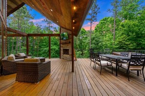 Outdoor dining - Foot Prop Inn · Peaceful + Hot Tub | Fire Pit | Forest Views (Broken Bow)