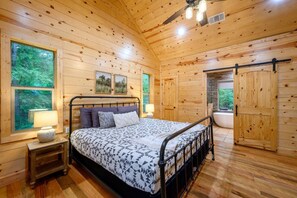 2 bedrooms, free WiFi, bed sheets - Foot Prop Inn · Peaceful + Hot Tub | Fire Pit | Forest Views (Broken Bow)
