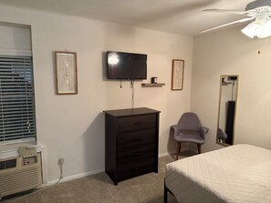 1 bedroom, in-room safe, desk, iron/ironing board - Charming 1-bedroom apartment with WiFi, AC in tranquil Metairie (Metairie)