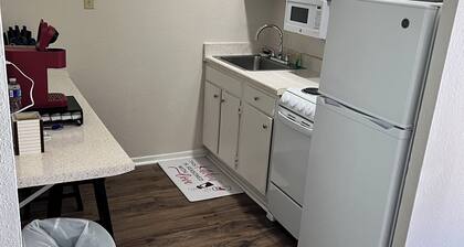 Charming 1-bedroom apartment with WiFi, AC in tranquil Metairie