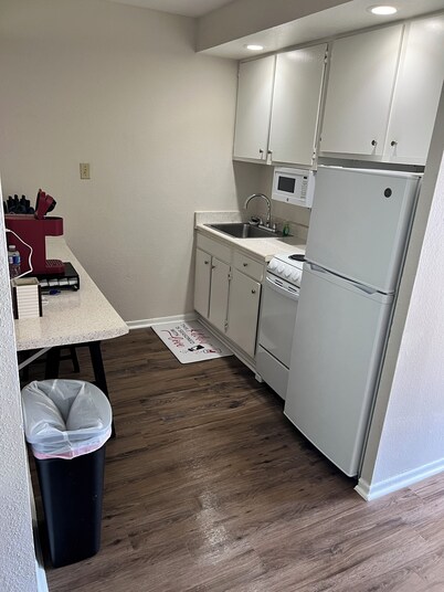 Charming 1-bedroom apartment with WiFi, AC in tranquil Metairie