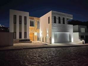 Exterior - Casa M Cabo, Luxury Villa, Salt Heater Pool and Hot Tub! (Cabo San Lucas)