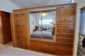 2 bedrooms, iron/ironing board, bed sheets