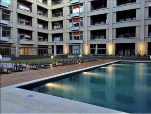 Una piscina al aire libre, una piscina climatizada