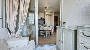 Ein Schlafzimmer mit einer Schiebetür aus Glas, die zu einem Essbereich führt.