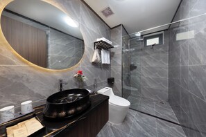 Een douche, een hydromassagedouche, gratis toiletartikelen