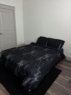 1 bedroom, WiFi, bed sheets - Charming 1-bedroom apartment in terrific Addison with fitness room, WiFi (Addison)