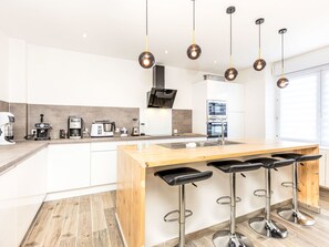 Réfrigérateur, micro-ondes, four, lave-vaisselle