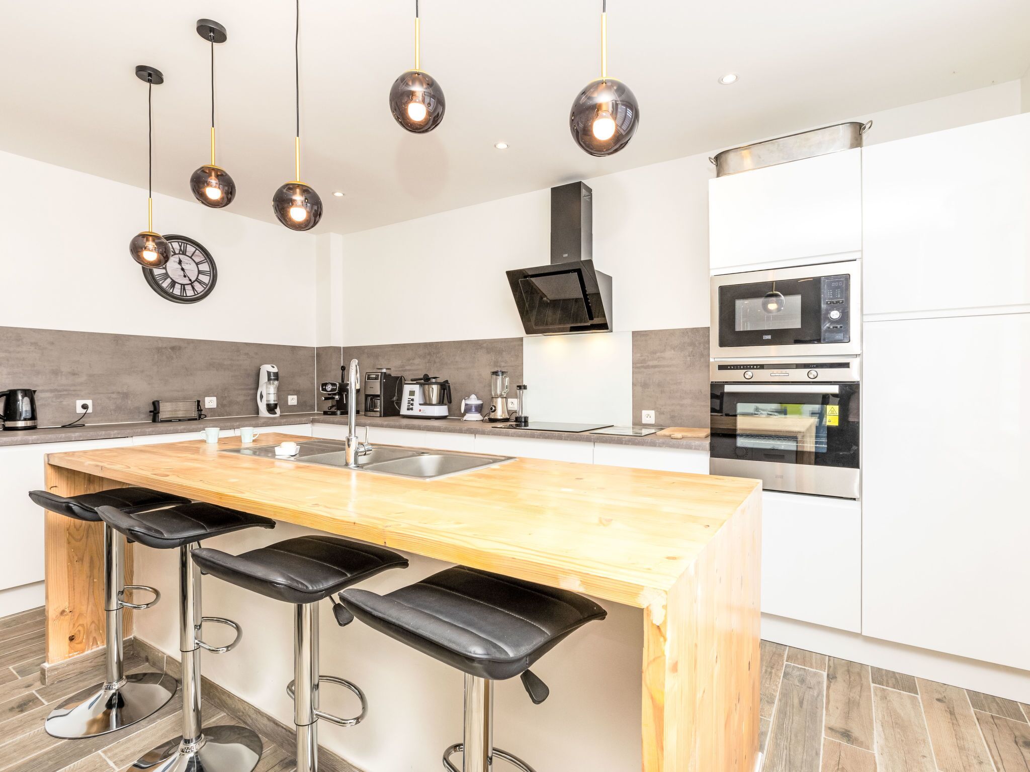 Réfrigérateur, micro-ondes, four, lave-vaisselle