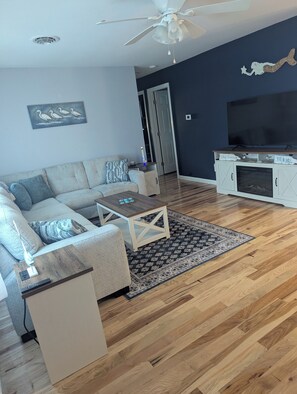 Smart TV y chimenea 
