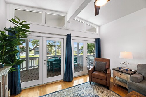 Canal Breeze! Waterfront property! Private pool! 