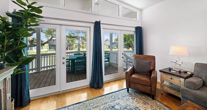 Canal Breeze! Waterfront property! Private pool!