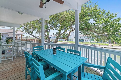 Canal Breeze! Waterfront property! Private pool! 