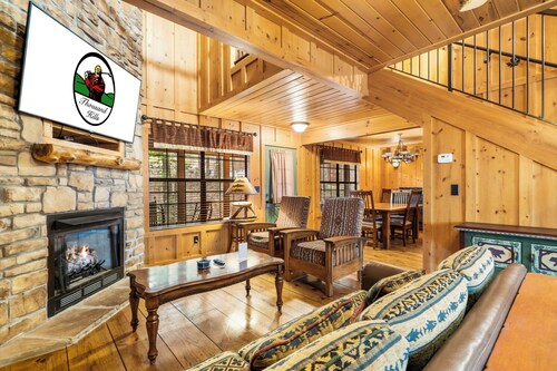 Spacious 3BR Branson Cabin | Jetted Tub, Twin Loft, Fireplace & Pet-Friendly Comfort